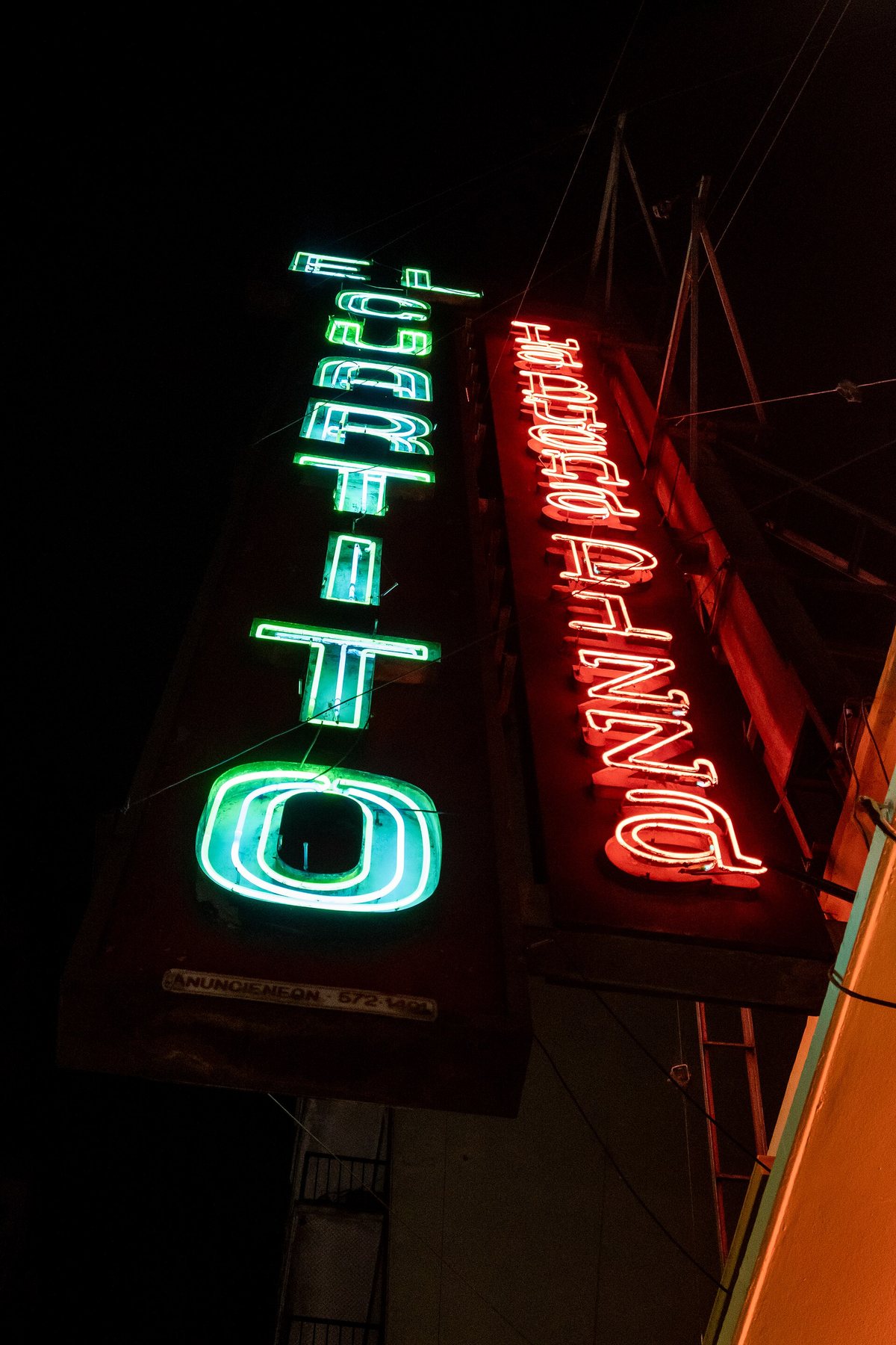 Cartel de neón de la pizzería El Cuartito en Buenos Aires, fotografiado en octubre de 2025