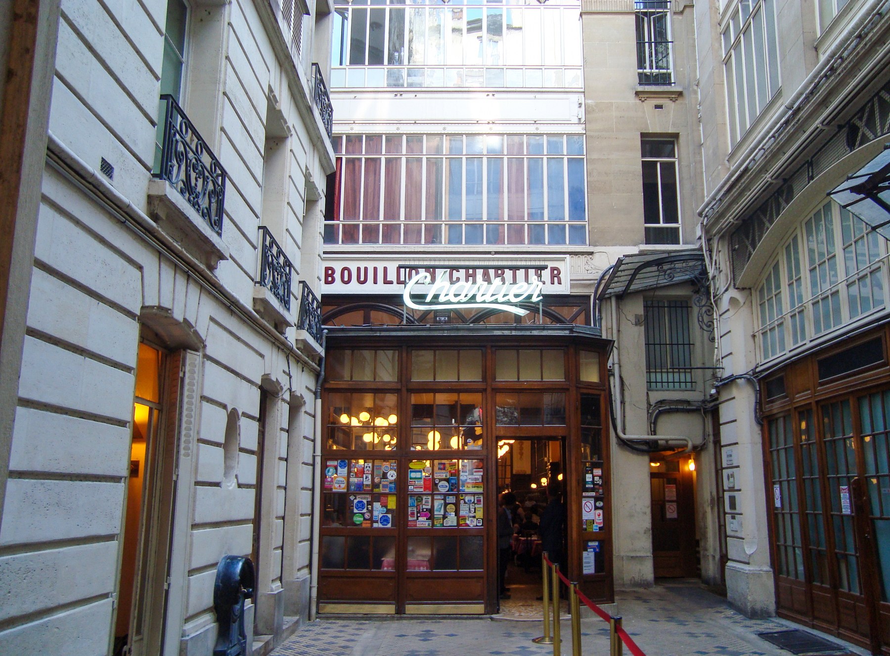 L’entrée du Bouillon Chartier Grands Boulevards depuis le passage de sa cour, en 2010