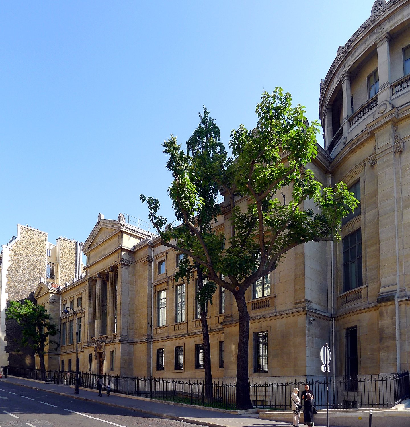 La façade du musée Guimet rue Boissière à Paris, photographiée en août 2011