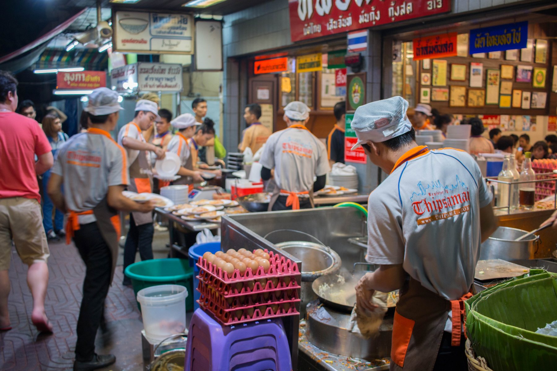 พ่อครัวที่ร้านทิพย์สมัย ถนนมหาไชย ภาพปี 2016