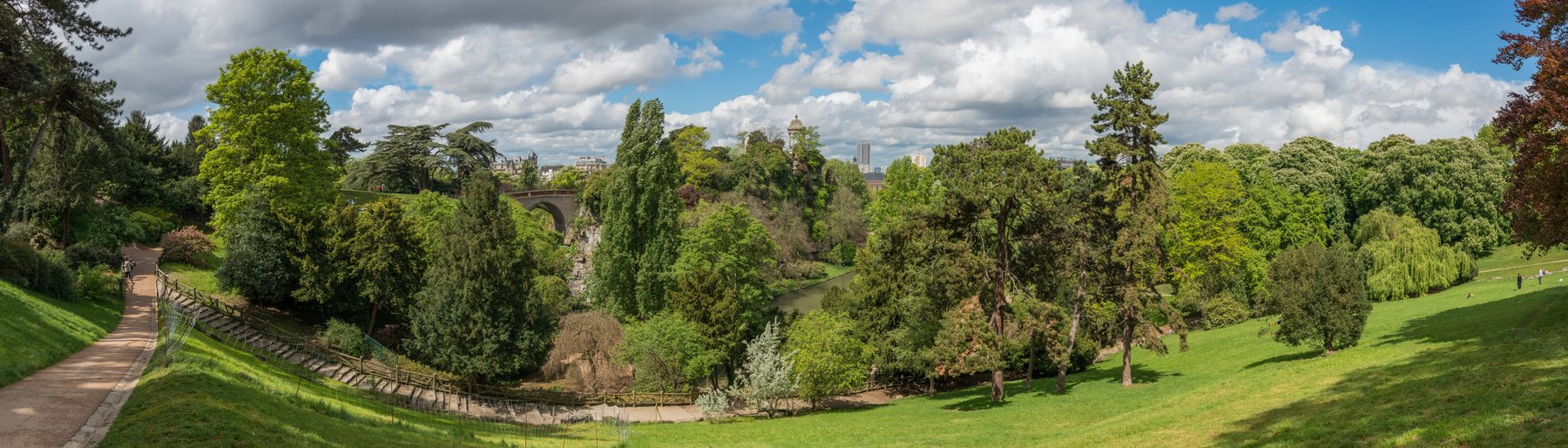 Le lac et les pentes boisées des Buttes-Chaumont avant la restauration actuelle, en 2014