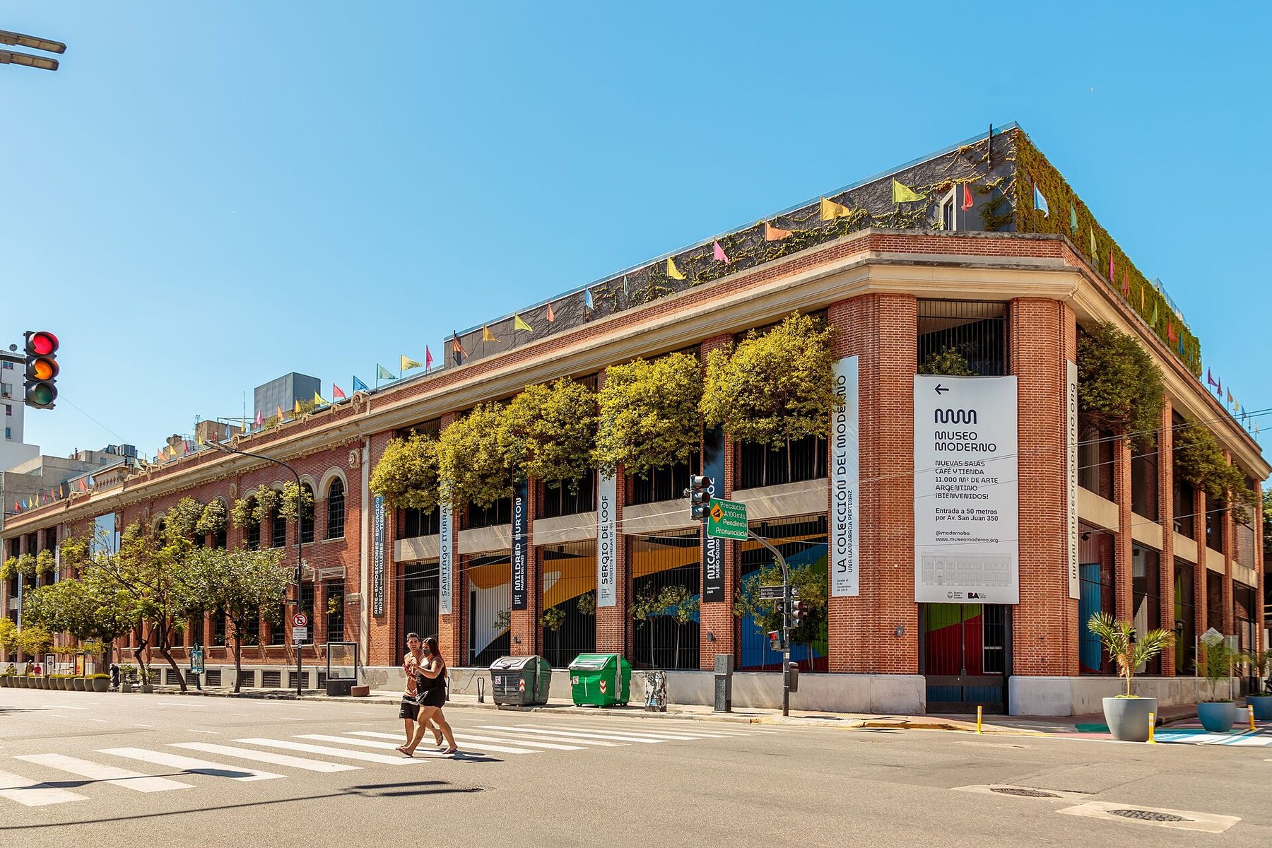 Fachada de ladrillo del Museo Moderno en San Telmo, fotografiada en julio de 2024